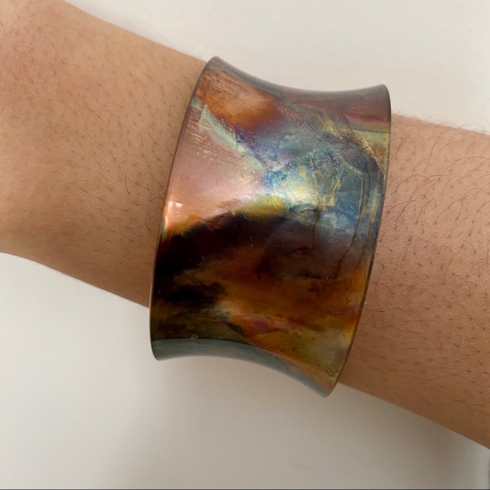 One-of-a-kind flame color NuGold cuff bracelet - Picture 2 of 4